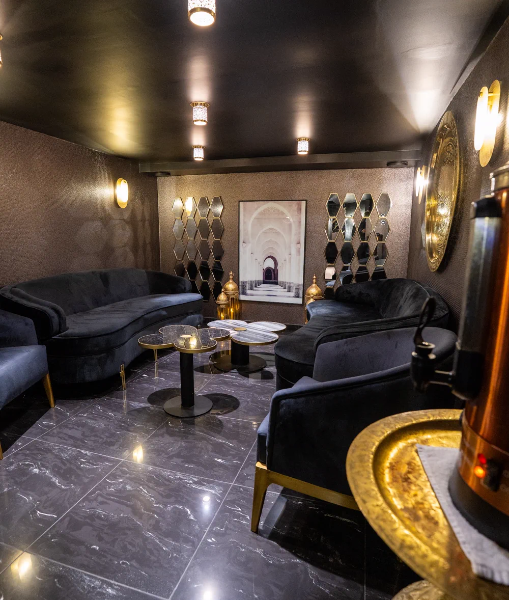 Salon en marbre et dorures du spa Magayaa