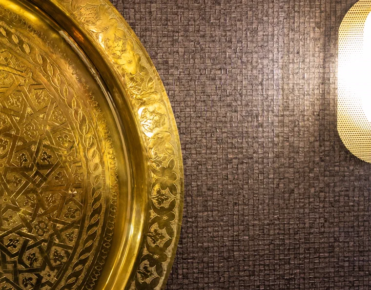 Miroir doré et mosaïques du spa Magayaa