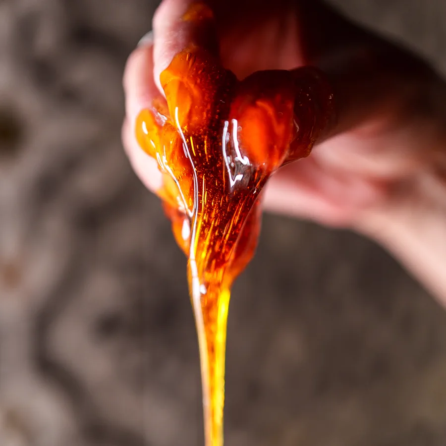 Épilation au sucre, pâte dorée